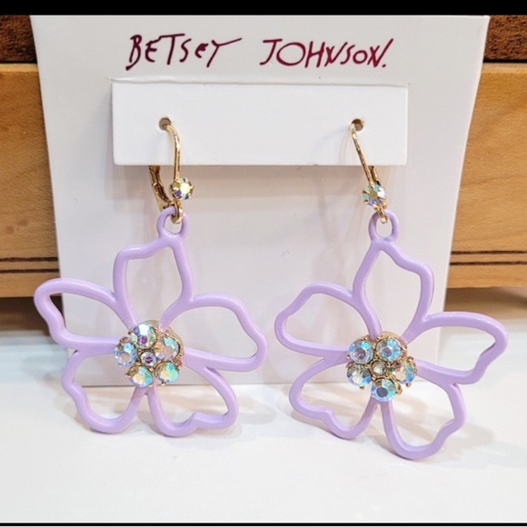 BETSEY JOHNSON Lilac-Purple Open Flower Earrings w/ Multiple Crystals Middle NWT - Picture 1 of 4